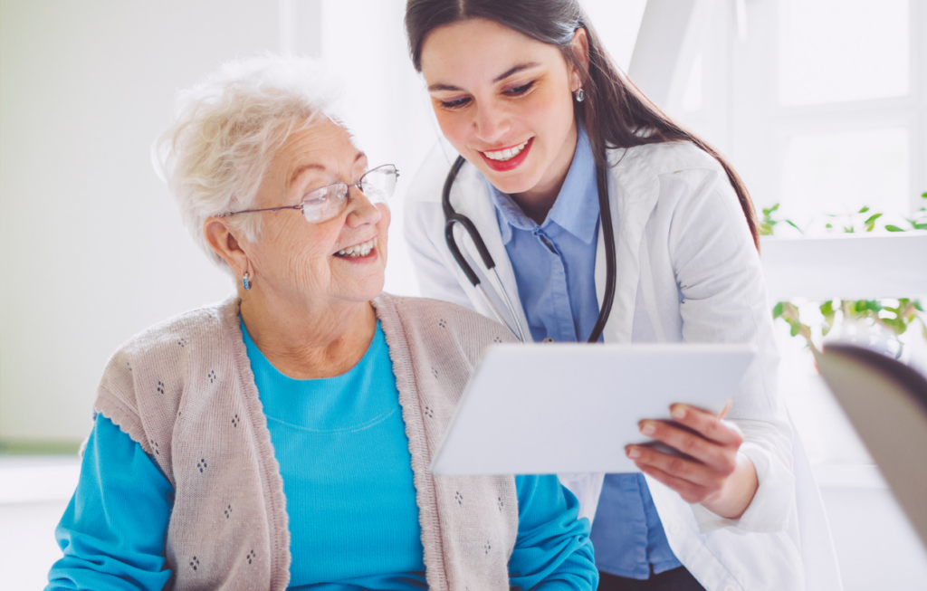 Seniorin mit Pflegerin